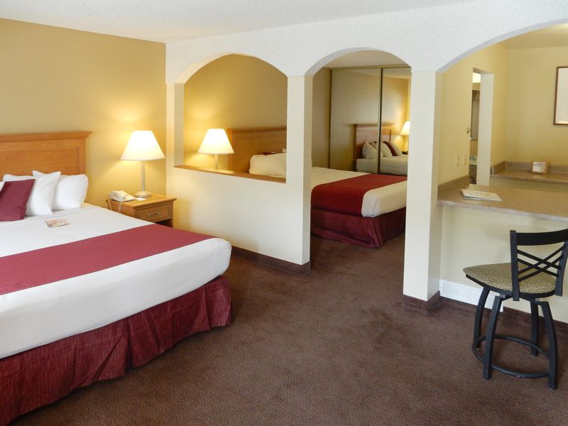 Standard Queen Room with Two Queen Beds - Non Smoking photo 1