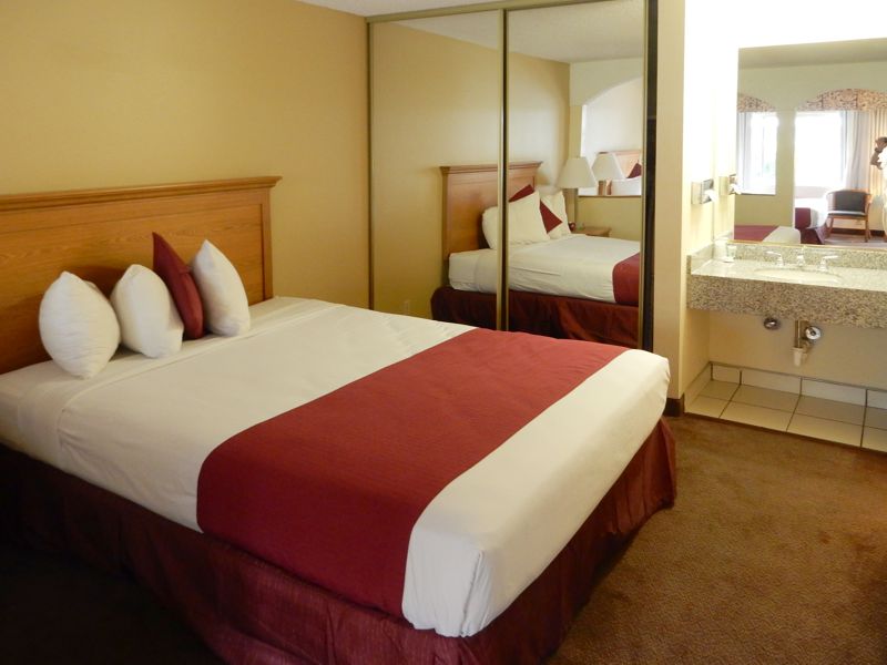 Standard Queen Room with Two Queen Beds - Non Smoking photo 2