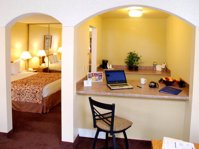 Queen Room with Two Queen Beds - Pool View photo 2